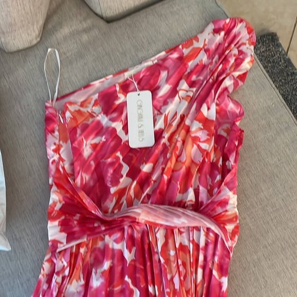 Gingham and Heels One shoulder midi - floral - Picture 11 of 14